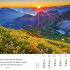 Kalender für August 2027 mit Psalm 27,1. Sonniger Alpenausblick bei Sonnenuntergang über blühender Wiese.