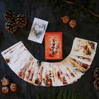 "Autumn's Embrace Lenormand" auf einer Kartenbox. Kartenfächer mit herbstlichen Motiven, Zapfen und Kastanien darum verteilt.