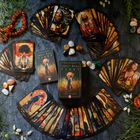 „Amber Moon Tarot“ steht auf einer Schachtel und einem Begleitheft. Mehrere bunte Tarotkarten liegen verstreut.