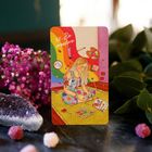 „32. Be creative“ in einem kunstvollen Stil. Eine Frau malt, umgeben von bunten Kunstmaterialien und Blumen.