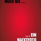 Text: "ICH HAB NOCH NIE ... ... EIN NACKTFOTO VERSCHICKT".  
Roter Hintergrund mit Farbverlauf.