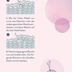 Anleitung zum Stricken, nach links geneigt. Zwei Schritte mit Illustrationen und Text. Unten rechts ein Motiv mit Wollknäuel.