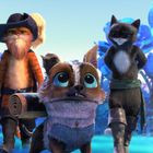 Drei Tiere in Kleidung gehen durch eine fantasievolle Landschaft mit blauen Pflanzen. Eine Illustration mit einer Katze im Hut.