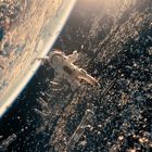 Ein Astronaut im Raumanzug schwebt in der Nähe der Erdkrümmung, umgeben von Weltraumschrott und Sonnenlicht.