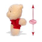 Nach rechts blickender Plüschbär, 19,5 cm groß, trägt rotes Shirt. Vertikaler roter Pfeil zeigt die Höhe an.