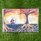 Text: "I held my brother’s branch and told him how I had learned that trees can talk to each other through their roots, even from far, far away." 

Illustration: Zwei Kinder unter einem Baum halten sich umarmt, mit ausgedehnten Wurzeln darunter.