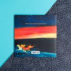 Text: „Where in the world is the god of sleep?“ Illustration: Ein Pferd mit Reiter im Sternenhimmel, farbenfrohe Lichter.