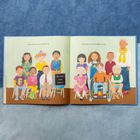 „Mrs. Cobb's Class Room 17“. Verschiedene Kinder und eine Lehrerin sitzen oder stehen zusammen, freundlich lächelnd.