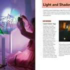 Textelemente: "Light and Shadow Sculptures", "GET INSPIRED", "László Moholy-Nagy", Informationen über einen ungarischen Künstler und Lichtskulpturen. Links experimentieren Kinder mit Licht und Materialien. Rechts sind Skulpturen und ein Porträt zu sehen.