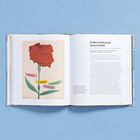 Links: "1 MAJA", "ŚWIĘTO CAŁEGO NARODU". Rechts: Titel "The Maps of the Most-Erased Country in the World". Geöffnetes Buch.