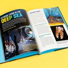 "Extreme Living in the Deep Sea" steht oben. Es zeigt einen Unterwasserlebensraum mit Röhrenwürmern und einem Yeti-Krabbenfoto.