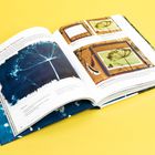 Offenes Buch auf gelbem Hintergrund, links Text "Making an Exposure" und blaues Pflanzen-Foto, rechts Naturbilder.