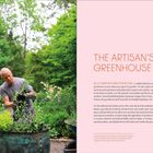 "The Artisan's Greenhouse" und "As a creative director by day,". Ein Mann in einem Garten pflanzt Blumen in einen großen, grünen Topf.