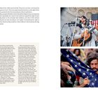 Text: "ENDING THE VIETNAM WAR" und Auszüge über den Vietnamkrieg, Proteste und Friedensbemühungen. Links Textblock mit Infos, rechts oben eine Musikerin mit Gitarre vor Mikrofonen, Flagge im Hintergrund; unten Mann, der eine amerikanische Flagge hält.