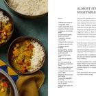 ALMOST ITAL CURRY VEGETABLE STEW. Zutaten und Anweisungen auf einem Rezeptblatt, daneben drei Schalen mit Curry und Reis.