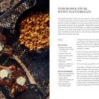 "TOMAHAWK STEAK WITH CHANTERELLES" Rezept mit Zutaten und Zubereitung. Links ein Grill mit Steak und Pfanne mit Pilzen.