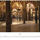 "Córdoba, Mezquita. Kalender mit Datum 8. Säulenhalle mit Bögen, rot-weiß gestreifte Bögen und sanfte Beleuchtung."