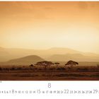 "Sonnenaufgang in der Savanne" zeigt eine hügelige Landschaft in warmen Farben mit vereinzelten Bäumen.