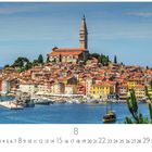 Kalenderseite mit "Rovinj" und Monatsübersicht August. Stadtansicht mit Kirche und bunten Häusern am Meer.