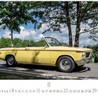 BMW 1600 Cabrio. Zahl 8, darunter Datum zwei bis 31. Casares Edition. Gelbes Cabrio auf einer Straße, Bäume im Hintergrund.