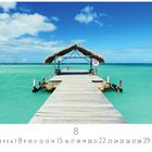 "Tobago Pigeon Point", Kalender mit August-Datum. Ein Pier führt zu einer Hütte über türkisblauem Wasser.