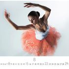 Zahl "8" und Kalenderdaten darunter. Tänzerin in Pose, trägt weißes Trikot und orangefarbenen Tutu.