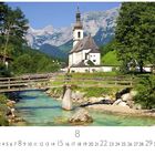 „Deutschland, Ramsau“ und „8“. Eine Kirche am Fluss, Holzbrücke, Berge im Hintergrund, umgeben von grüner Landschaft.