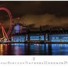 London Eye, Kalenderansicht: August. Nachtaufnahme von beleuchtetem Riesenrad am Flussufer mit beleuchteten Gebäuden.