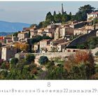 "Village Bonnieux" und "8" stechen hervor. Eine malerische Landschaft mit vielen Häusern auf einem Hügel.