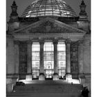 "DEM DEUTSCHEN VOLKE", "Reichstagsgebäude", unten Kalender mit Daten, Architektur des Reichstags mit beleuchteter Glaskuppel.