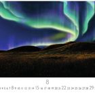 Text: "Polarlicht", Monatszahlen für August. Farbiges Polarlicht über dunklen Hügeln, Sternenhimmel im Hintergrund.