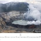 "Poas", darunter Kalenderdaten. Gezeigt wird eine Vulkanlandschaft mit rauchendem Kratersee, umgeben von Bergen.