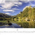 "Hintersee", 8 mit Kalenderdaten, CASAES EDITION. Malerische Alpenlandschaft mit See und blauem Himmel.