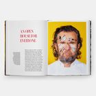 Links steht in roter Schrift: "AN OPEN HOUSE FOR EVERYONE". Rechts ist ein Mann mit Küchenutensilien im Gesicht.