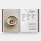 Text: "Blancmange, Kombu Caramel Sauce, Toast, Kombu, Wakame." Links eine Schale mit Dessert auf hellem Untergrund.