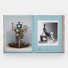 Links: Skulptur aus Monitoren, oben Antenne. Rechts: Schwarz-Weiß-Foto einer Frau auf einem Fernseher.