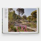 Links steht ein englischer Text über Gartengestaltung. Rechts Natur mit Blumen, Bäumen und einem hölzernen Weg.