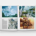 Text: "THE CLOUD, MVRDV, SEOUL (KR), 2011." Links sind futuristische Gebäude vor blauem Himmel. Rechts moderne Architektur.