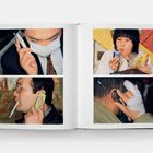 Linke Seite: Verschiedene Personen telefonieren mit Mobiltelefonen. Rechte Seite: Junge Frau hält Handy und Sandwich.