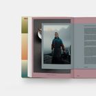 Texte: "Early Morning Treasure Hunt in Lake Walch", "Produkte", "WINTER". 

Person in Regenjacke auf einem Boot.