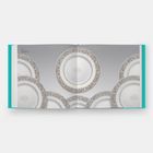 Elegante Porzellanteller mit verziertem Rand auf grauem Hintergrund, dargestellt in einer aufgeschlagenen Ausgabe.