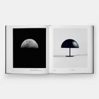 Links unten: "The moon observed". Rechts unten: "Moon". Links Mondfoto, rechts schwarze, halbrunde Tischlampe.