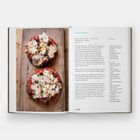 Text links: "SFINCIONE".
Rechts: Rezept für eine sizilianische Pizza. Foto links zeigt zwei Pizzen mit Käse und roten Soßen-Tupfern.