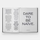 Links stehen Zitate über Architektur und Demut. Rechts große, kühne Buchstaben: "DARE TO BE NAÏVE." von Buckminster Fuller.