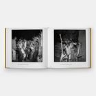 Links unten: "Dance in 'Jeunes de la rue' (On the Heat of the Night)"; rechts unten: "Les revenants de Bacoane (The Prod)". Schwarz-weiß Fotos von Menschen.
