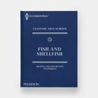 „CULINARY ARTS SCHOOL“, „FISH AND SHELLFISH“, blaues Buchcover mit schlichtem Design und einem Logo in der Ecke.