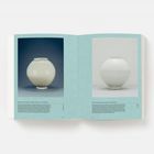 Links: "Moon Jar | Anonymous | Joseon Dynasty | White Porcelain". Rechts: "Moon Jar | Dong Jin Kim | 2017 | White Porcelain".