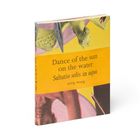 „Dance of the sun on the water. Saltatio solis in aqua. ming wong.“ Buchcover mit abstrakten Farbmustern.