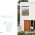 Links: „At vero eos et accusam“. Rechts: „Suspendisse lorem ipsum“. Moderne Architektur, weißes Haus mit roten Türen.