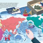 Text erklärt, dass die Welt ein Puzzle aus Ländern ist. Hand fügt Teil zum Puzzle hinzu. Landkarten, Souvenirs, Figuren.